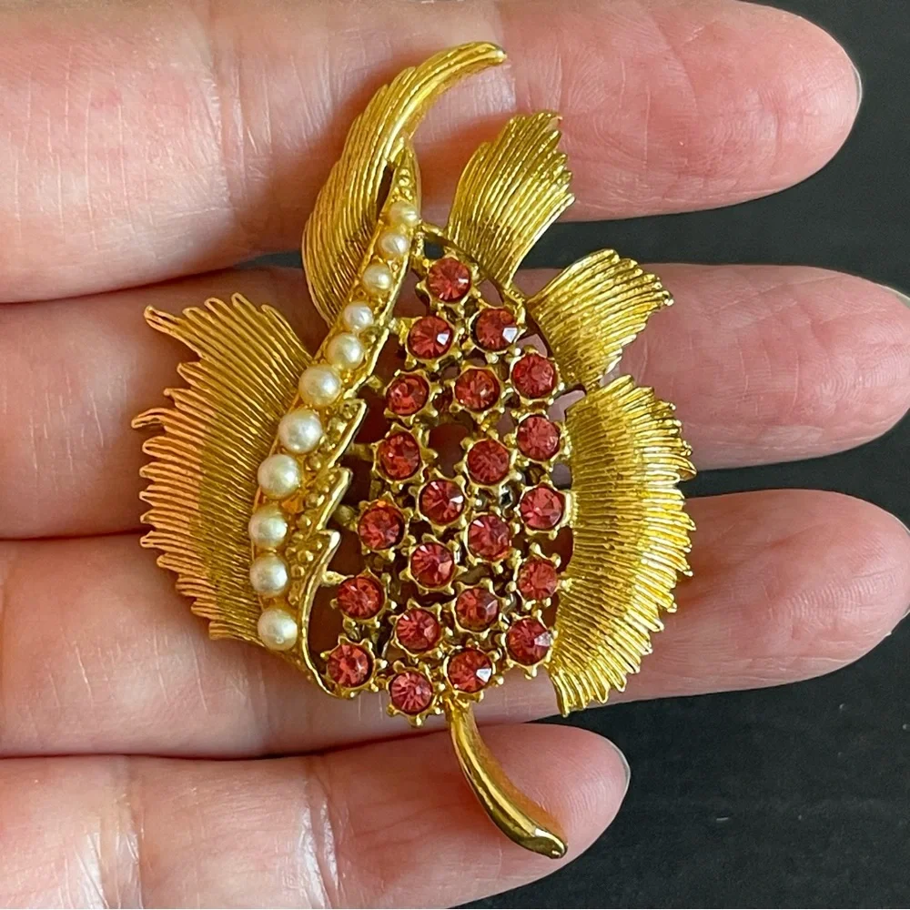 Vintage Gerry’s rhinestone & faux pearl brooch.
